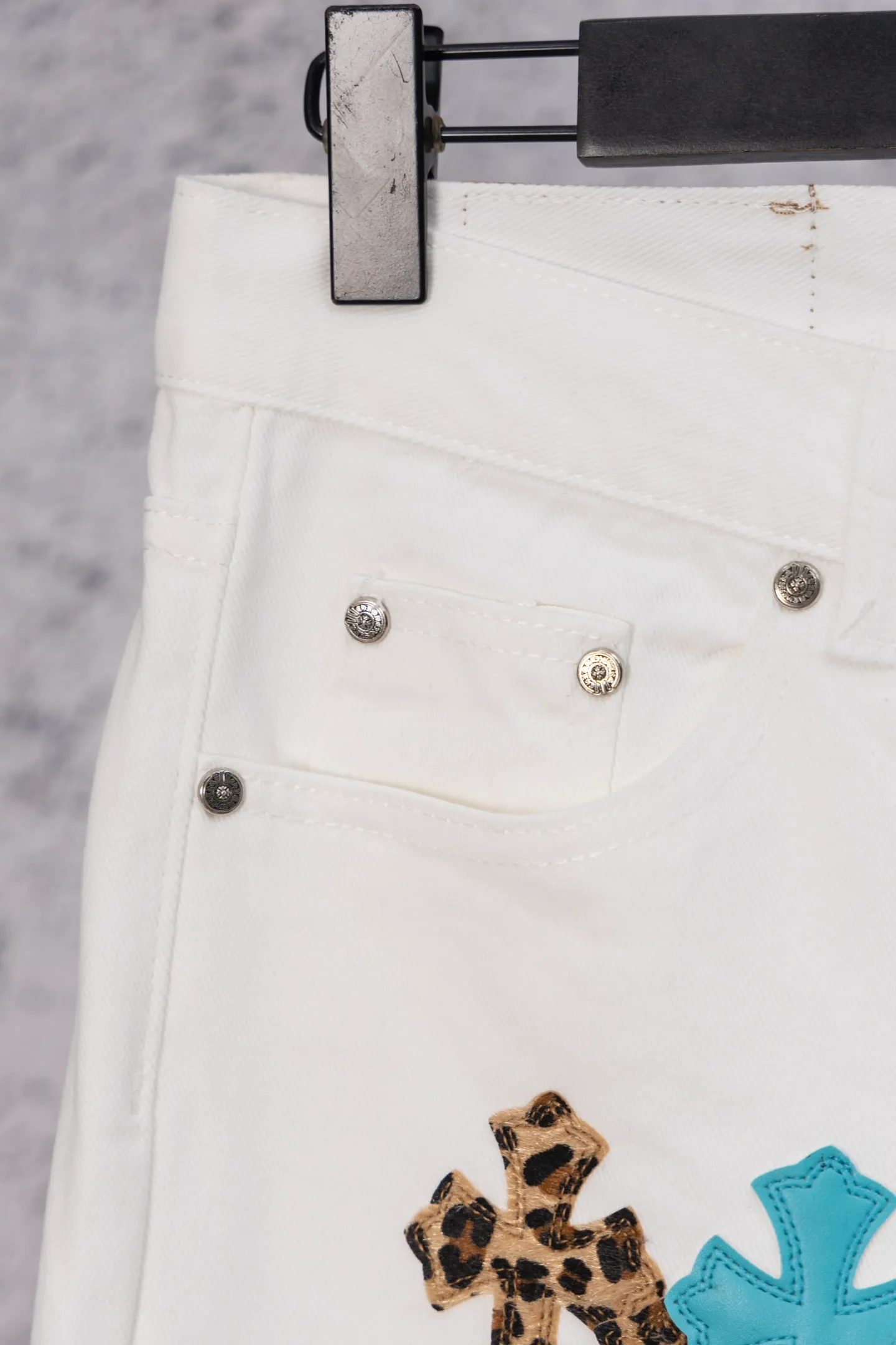 P240 CH Chromehearts limited edition leopard print double blue cross leather white jeans, priced at 34W level, patchwork cross pattern embellishment, washed jeans! ! An absolutely high-end luxury product, a 1.9W-level god-level single product, a super popular product, made by top heavy industry, a magic weapon that cannot be missed! [About Zangyin] This is an extremely luxurious fashion brand that can also be called the aristocracy of the high street. It has always been an exclusive brand for some hipsters or rich second generations. Compared with ordinary high streets, it is more luxurious and noble. Compared with luxury brands, it is more fashionable and individual. It has always been a brand that I have a special liking for. [Top heavy industry fashion design] Consistently high-street luxury style. Speaking of this style, the Zangyin family and GU family are definitely the leading representative brands. Especially the Zangyin family has really achieved a state-of-the-art effect in creating high-street style. The unique washed material is used to create this style. The color system is already quite eye-catching. After it is decorated with patchwork cross flowers, it cleverly highlights the charm of the brand. Secondly, this style uses classic The high-waist cutting design highlights the long legs and fashionable temperament of the upper body. The brand is highly recognizable and the slim fit configuration is more suitable for daily wear. It is a product that interprets personality, fashion, and specifications at a glance. This single product is enough to make any fan excited. It can be a white T-shirt for a youthful college style, or a tight suspender for a royal style. It has strong matching ability and can be easily controlled by men.  [Materials and craftsmanship] Needless to say, this point goes without saying. As an excellent craftsman brand, Zangyin’s requirements for details and craftsmanship are really perfect. The washed color of this model has gone through so many processes, not to mention the embellishment of denim appliques. It is also purely hand-made and sewn. Just like what they believe in, only hand-made things have soul and have the meaning of wear. A top-notch heavy-duty fashionable denim item, I look forward to your perfect interpretation! !  Color: white Size: 28-36